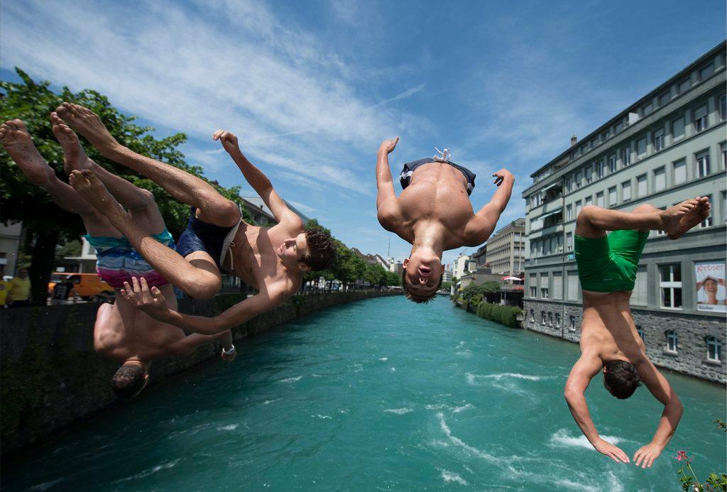 Jovens nadando no rio Aare, na cidade de Thun.