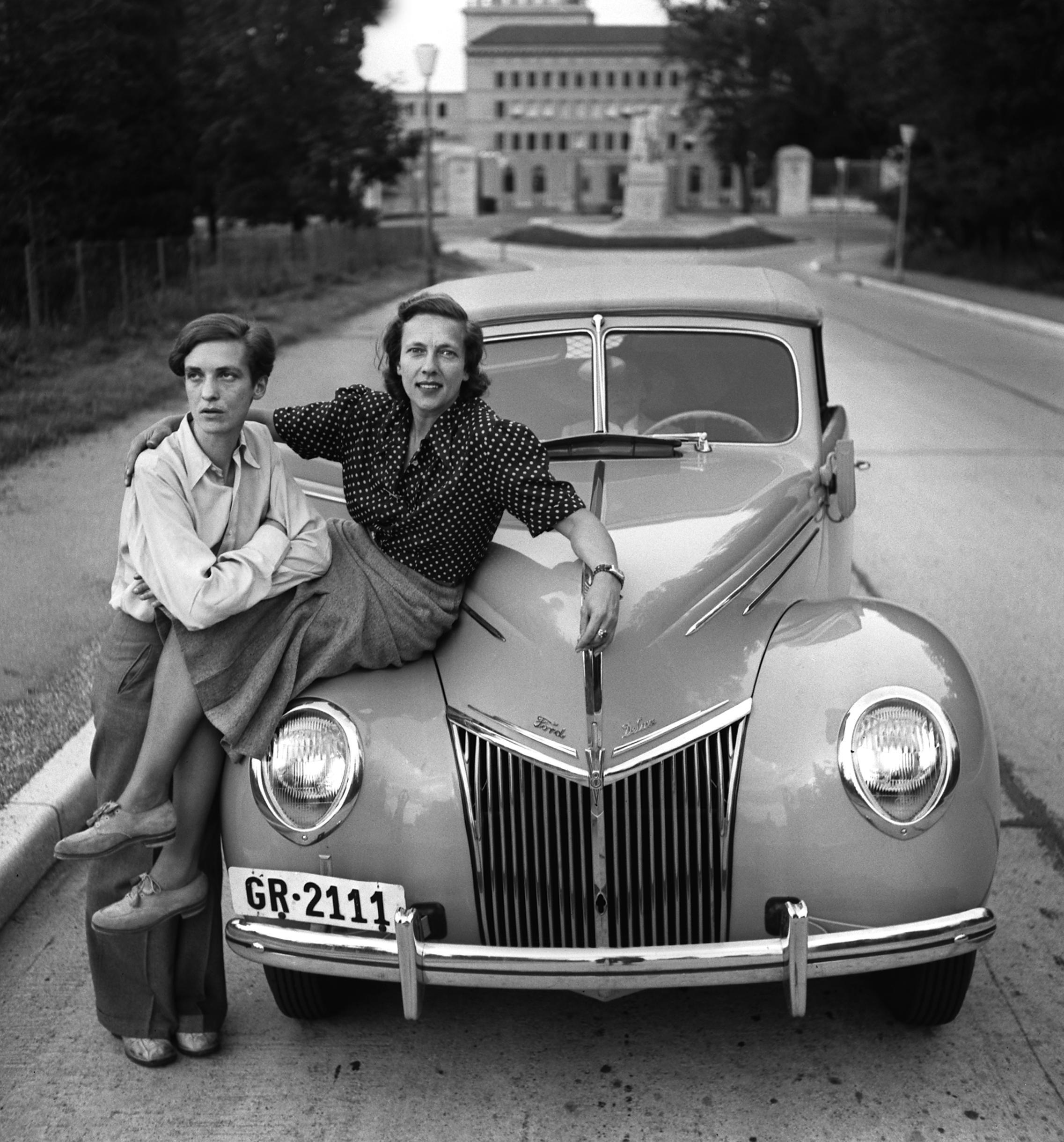 Annemarie Schwarzenbach und Ella Maillart vor ihrem Ford