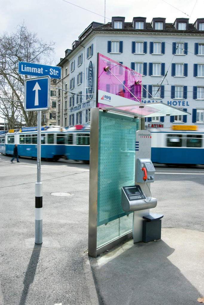 おしゃれな公衆電話。電子電話帳も付いている。チューリヒで撮影