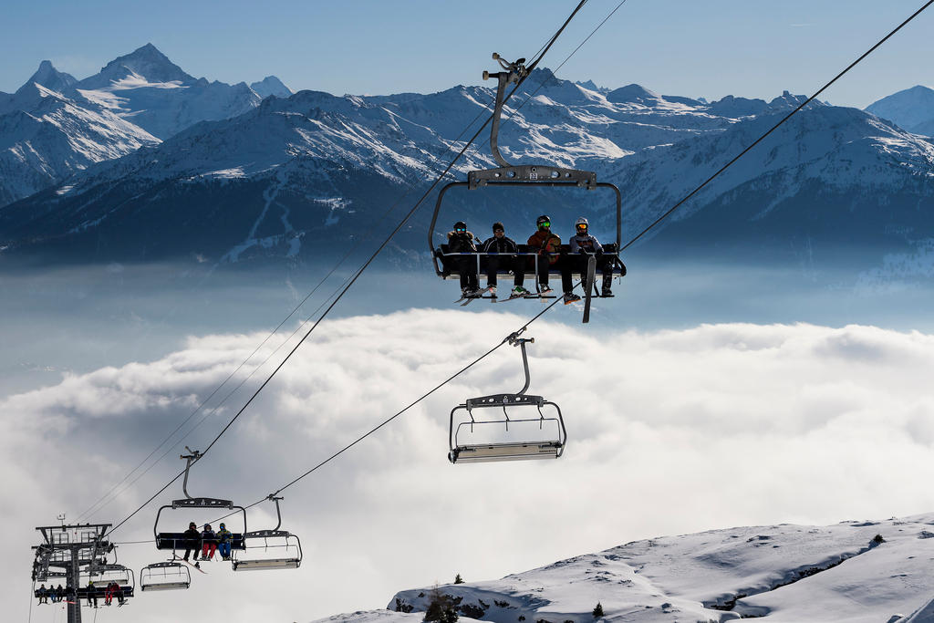 Telesillas y paisaje nevado en los Alpes suizos