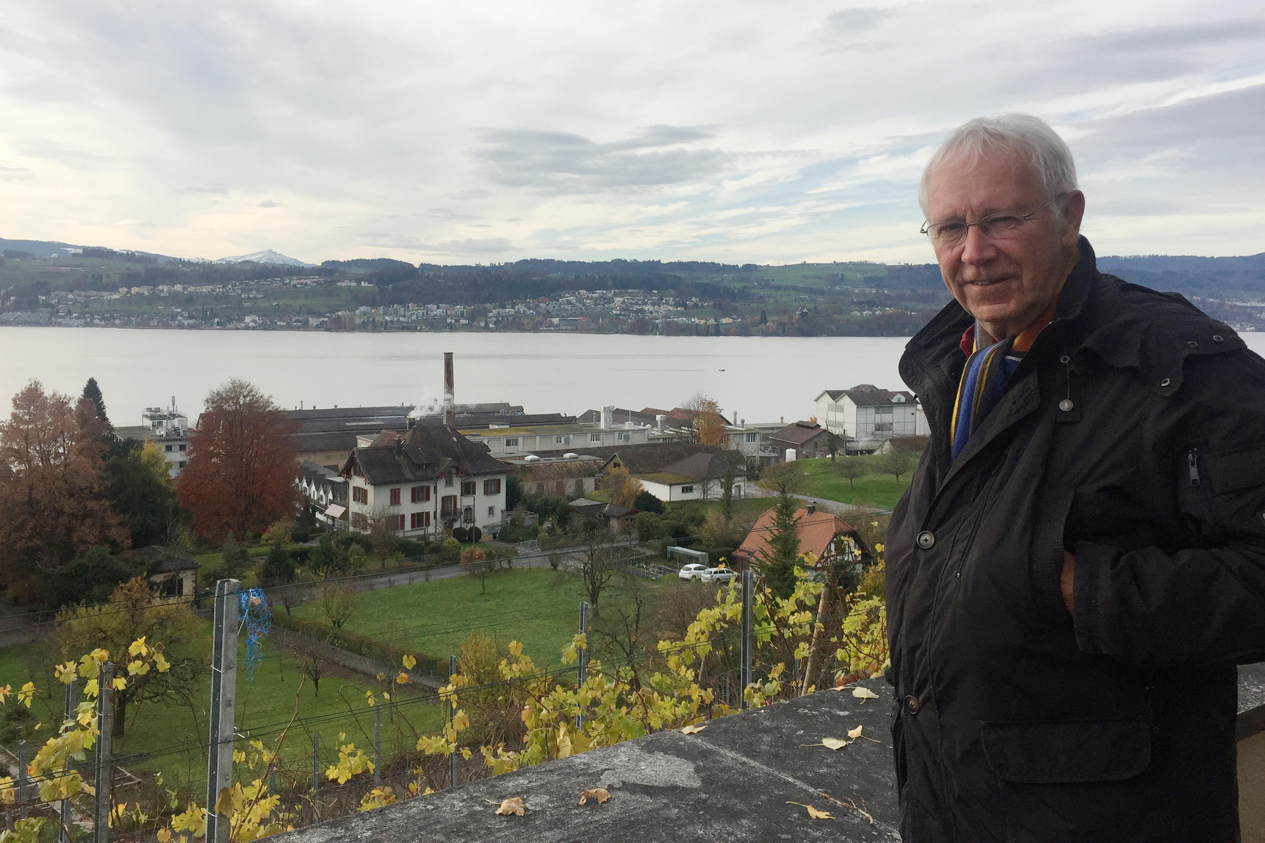 Rolf Käppeli und das Terrain am Zürichsee, um das er 20 Jahre gekämpft hat - mit Erfolg.