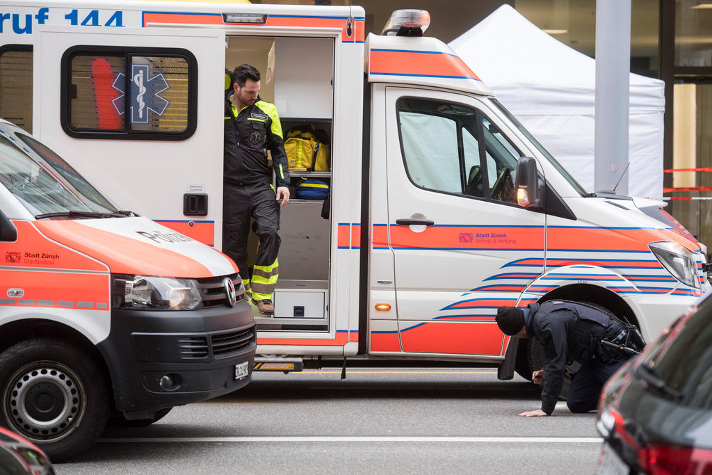 машины скорой помощи и полиции в центре Цюриха
