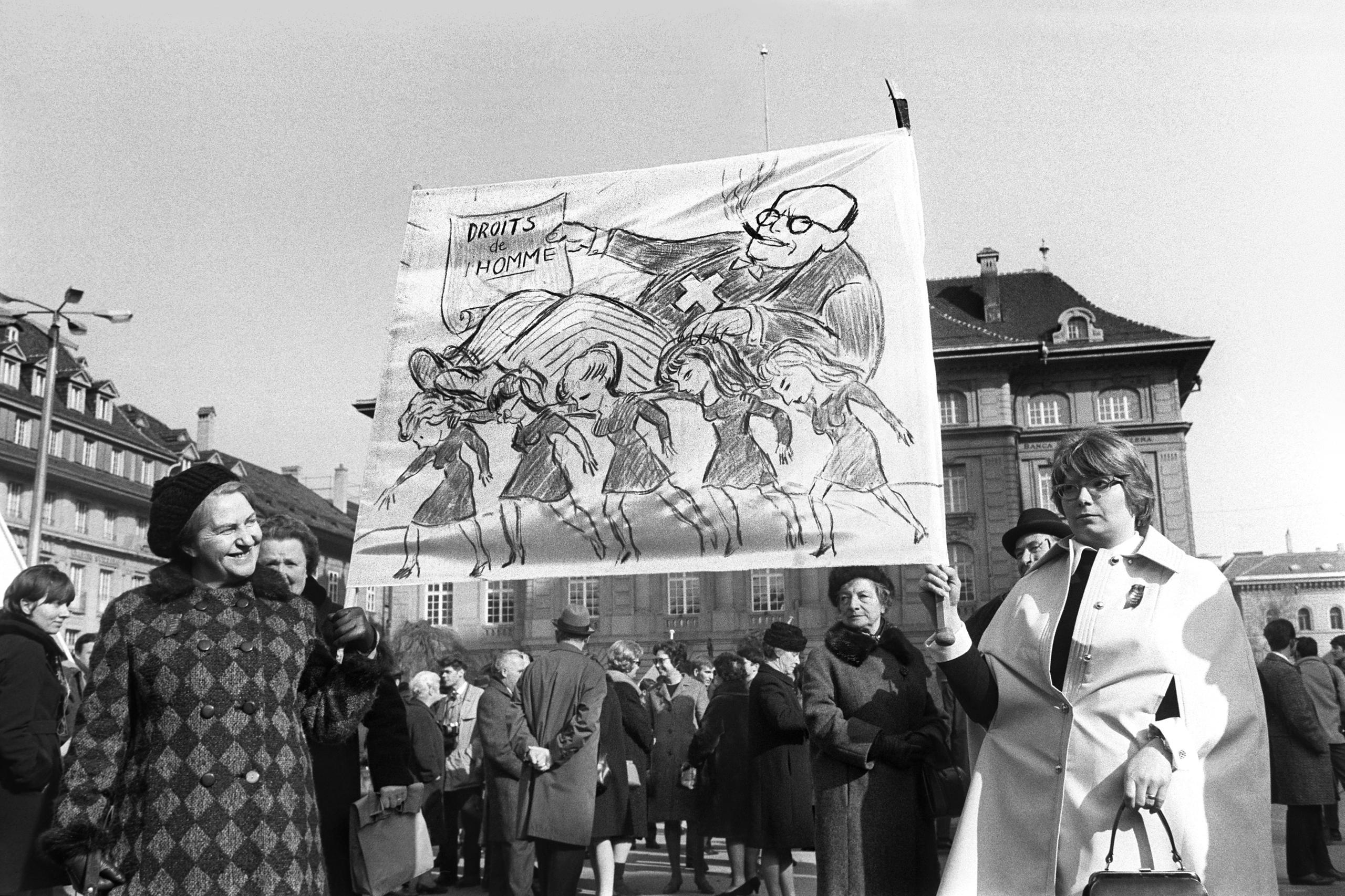 １９６９年、スイスの首都ベルンで何千人ものフェミニストがデモ行進を行った