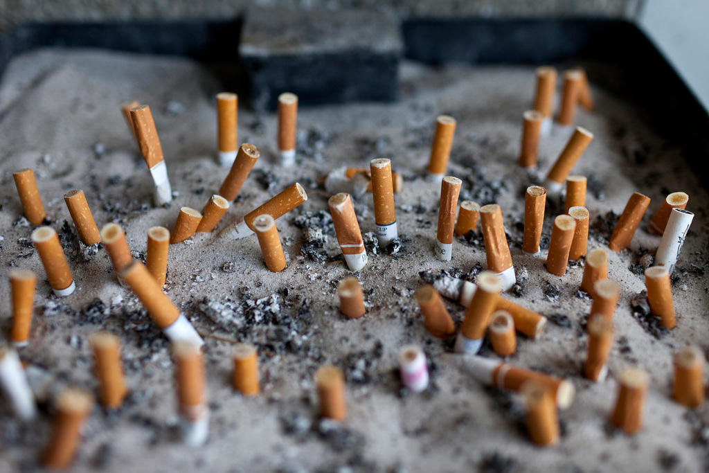 Colillas de cigarrillos en un cenicero.