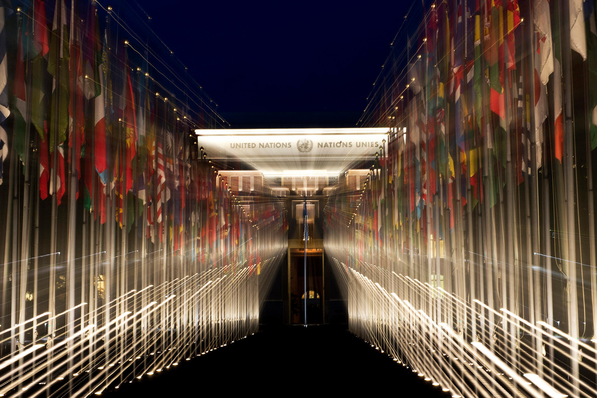 أعلام دول العالم على جانبي مدخل قصر الأمم في جنيف
