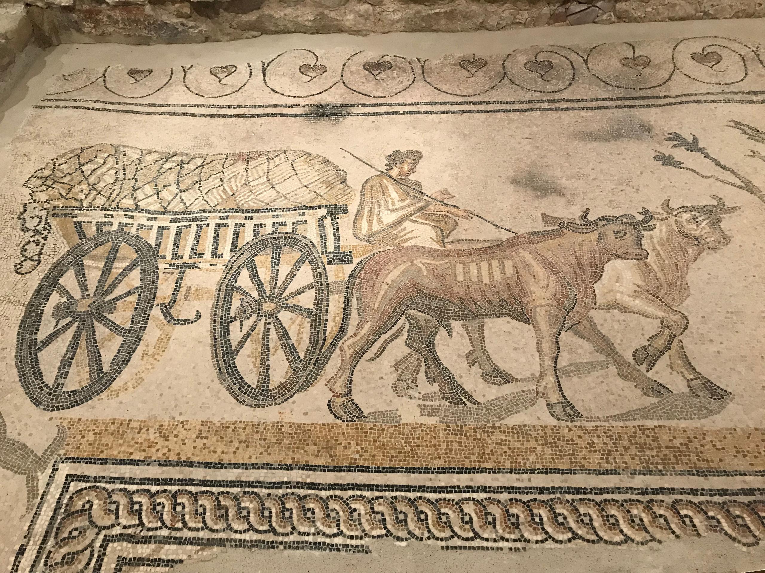 мозаика с изображением телеги, человека и двух быков