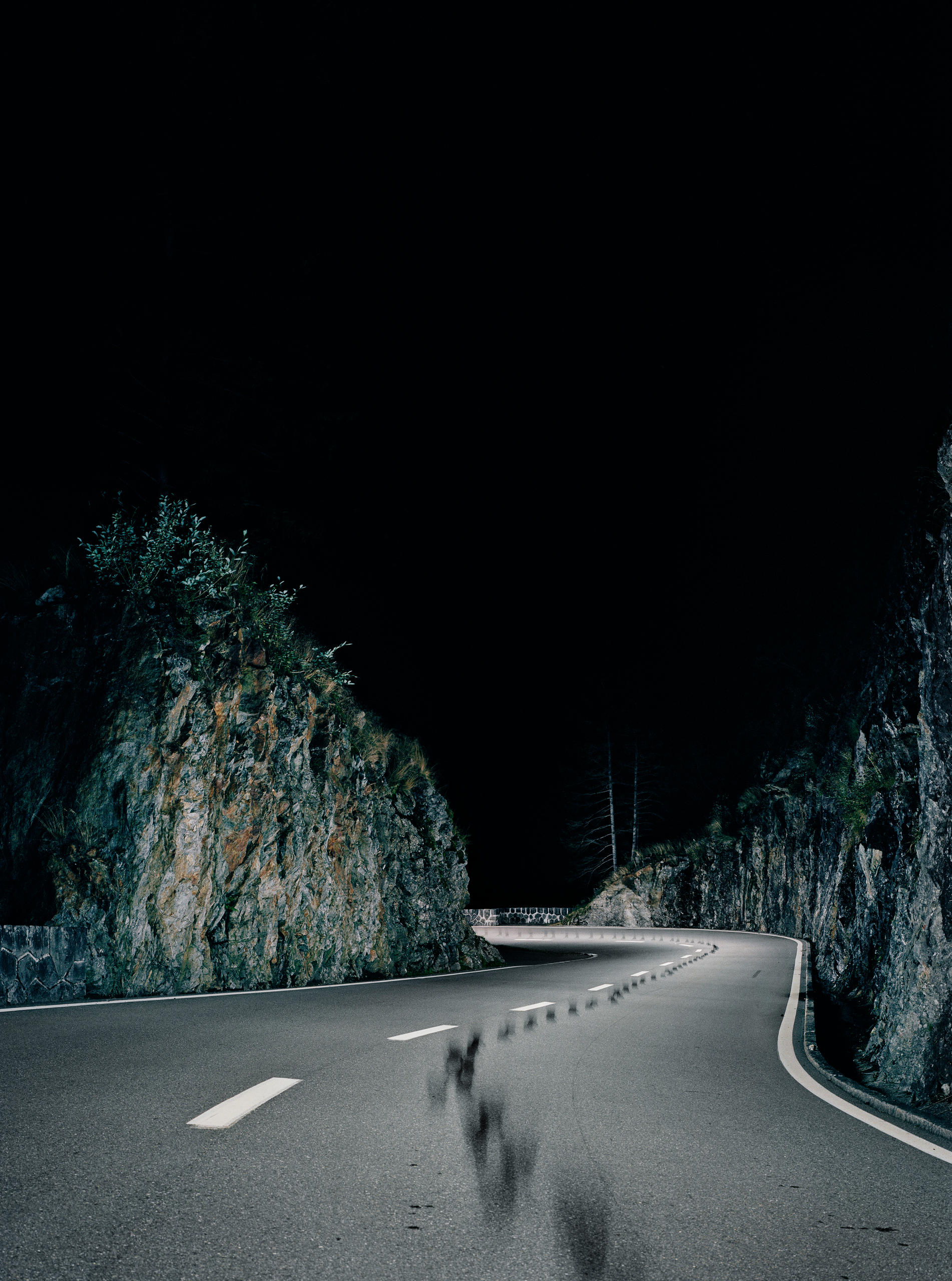 Passstrasse in der Nacht.