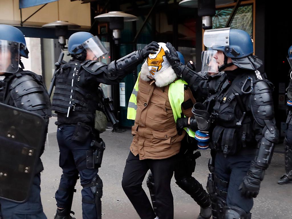 Mehr Als 1700 Festnahmen Bei "Gelbwesten"-Protesten In Frankreich - SWI ...