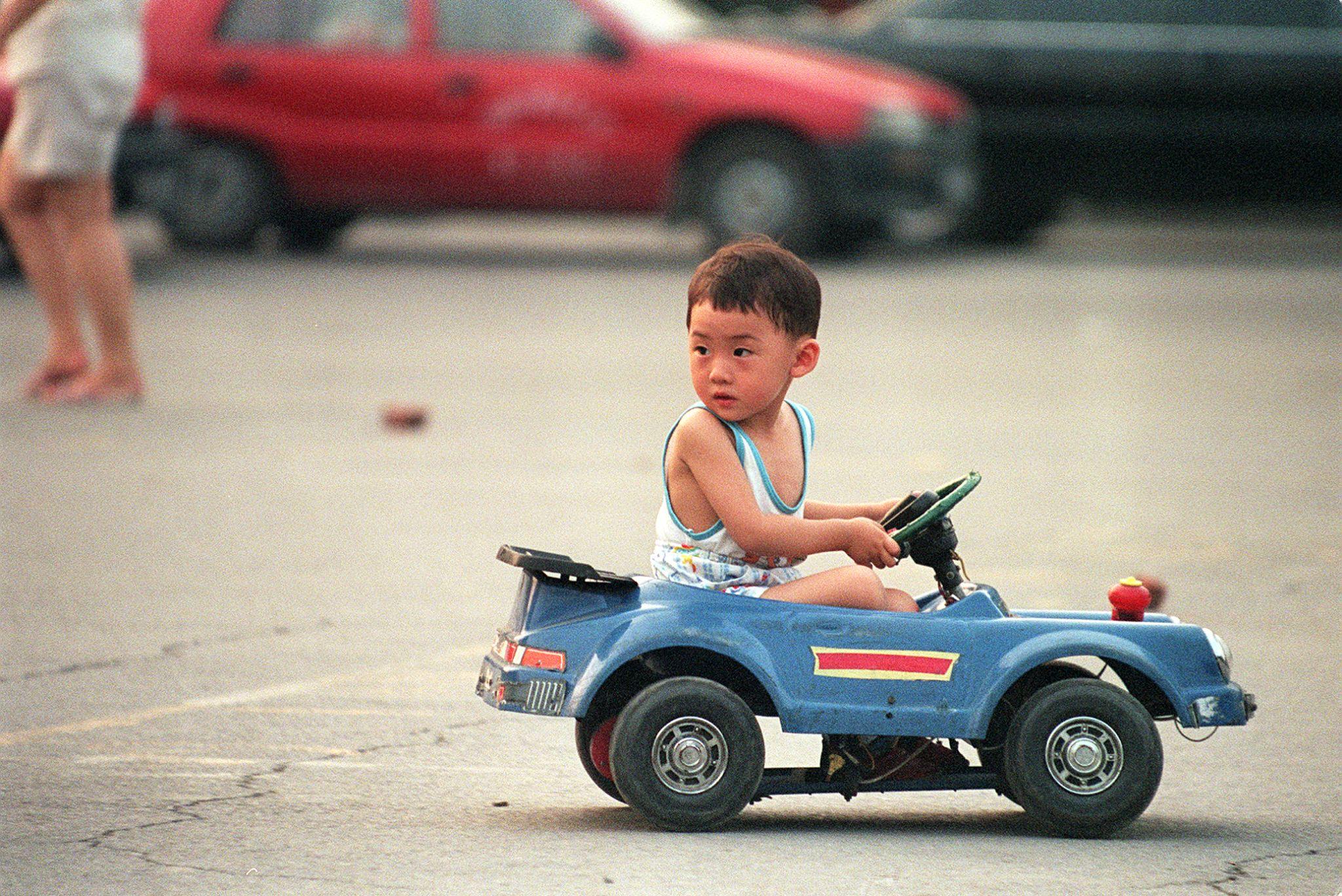 طفل يقود سيارة صغيرة