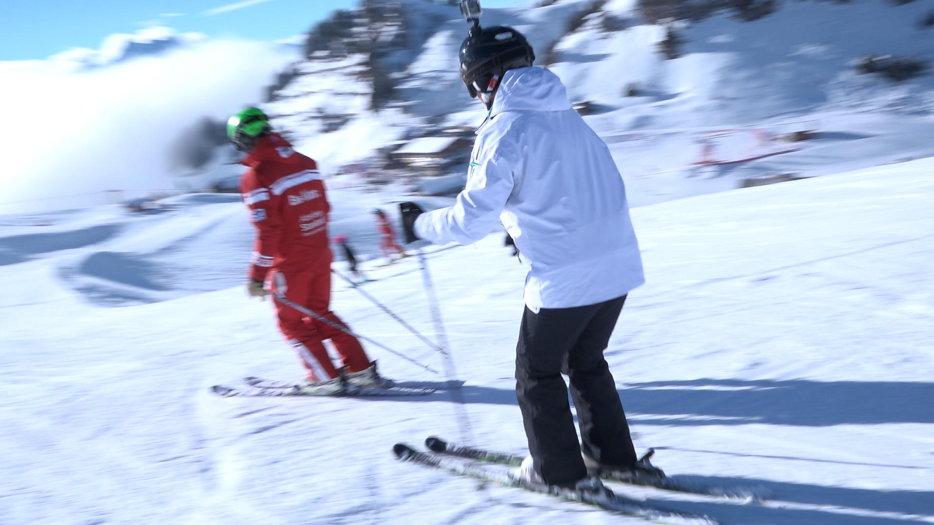 Mulher aprendendo a esquiar com instrutor