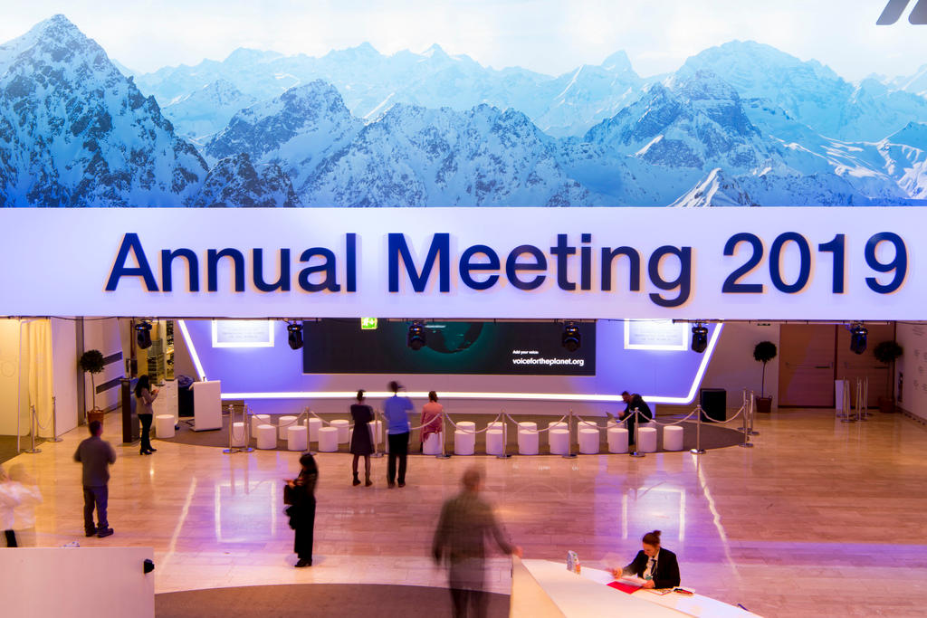 إعلان ضخم عن المنتدى الإقتصادي العالمي 2019 وفي الخلفية جبال مكسوة بالثلوج في دافوس
