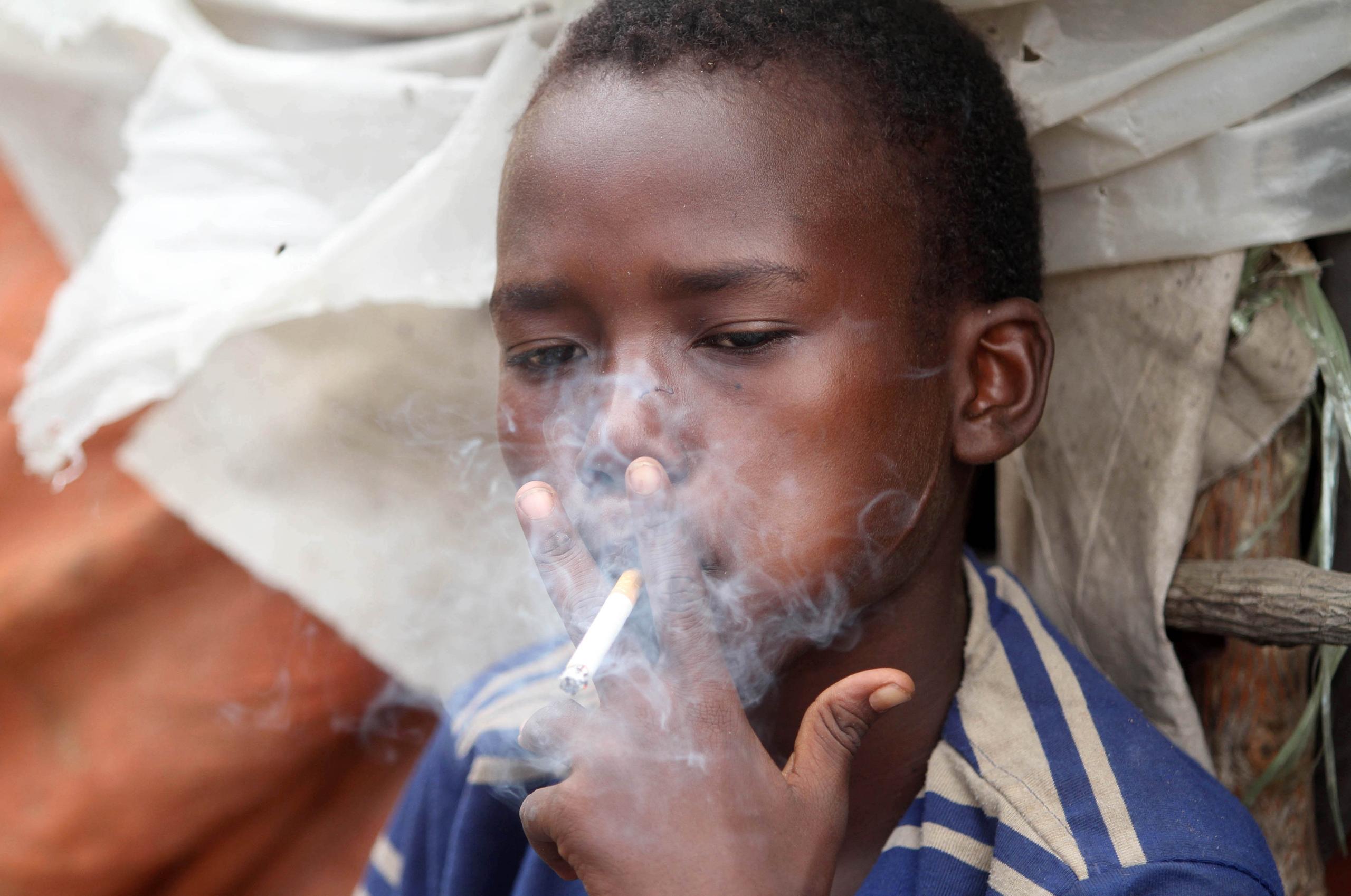 طفل إفريقي يدخّن سيجارة