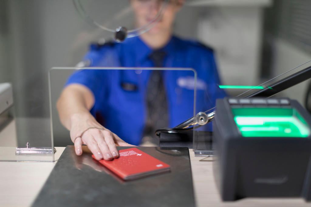 Contrôle de passeports à l aéroport de Bâle-Mulhouse