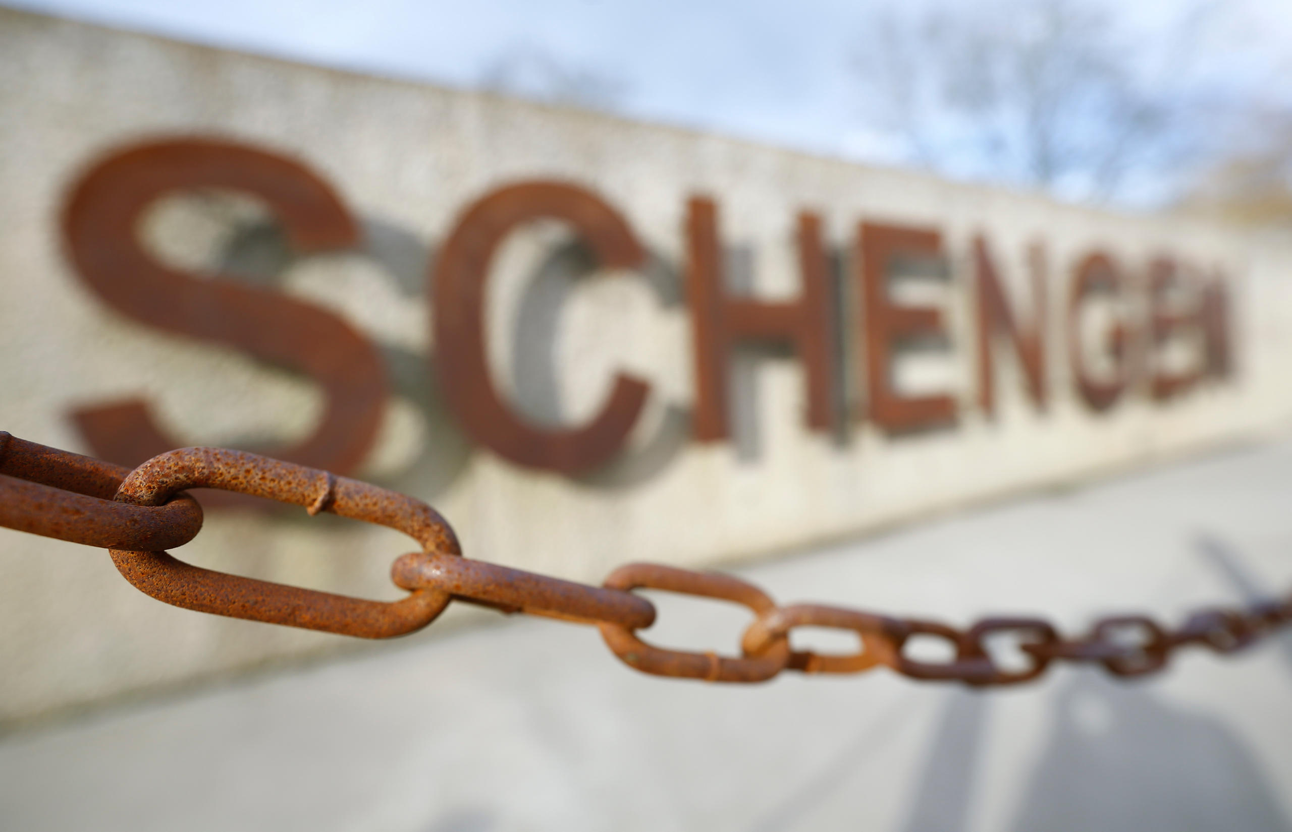 Rostige Ketten vor Schriftzug Schengen