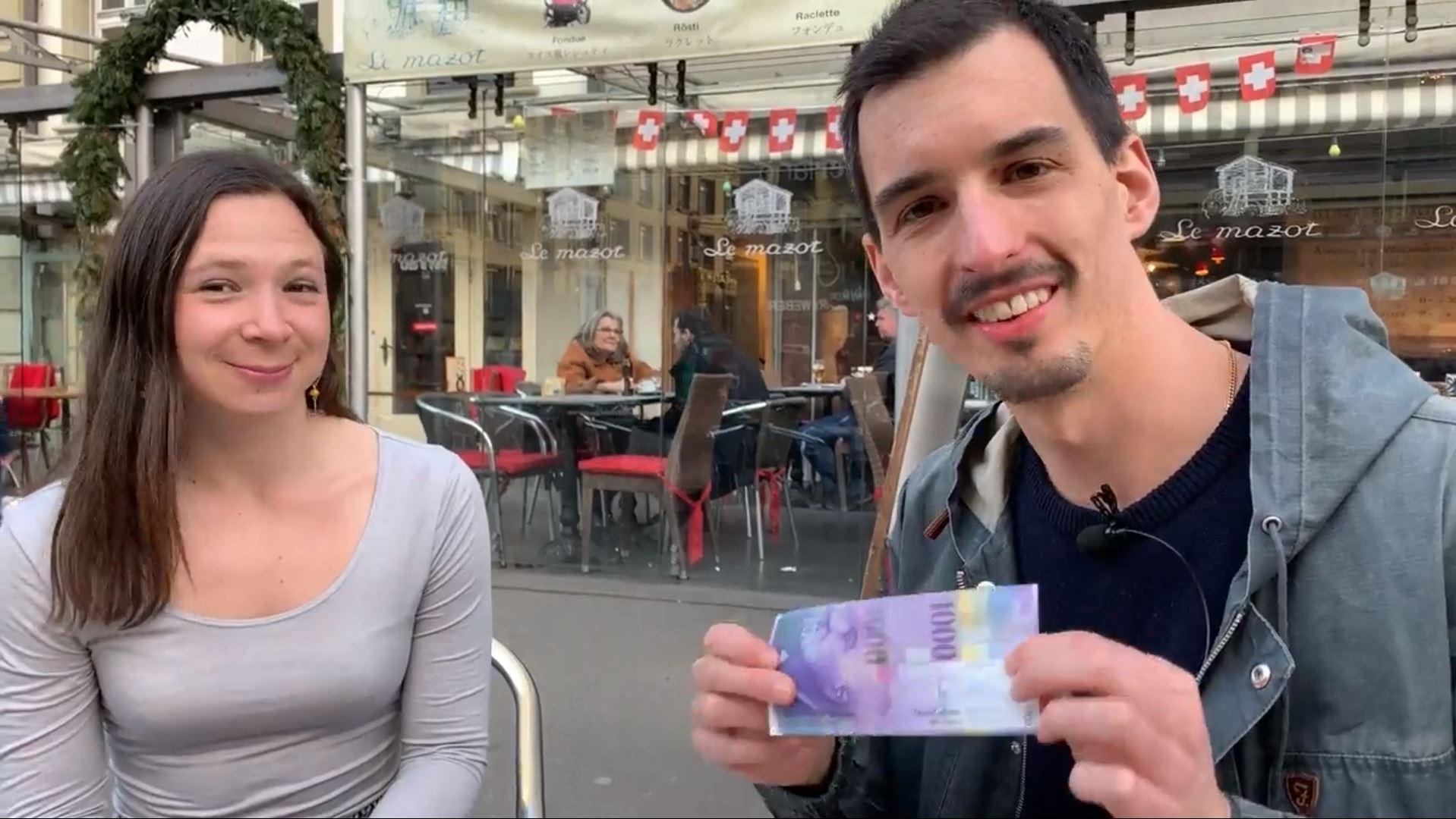 رجل يحمل ورقة نقدية من فئة الألف فرنك وبجواره امرأة