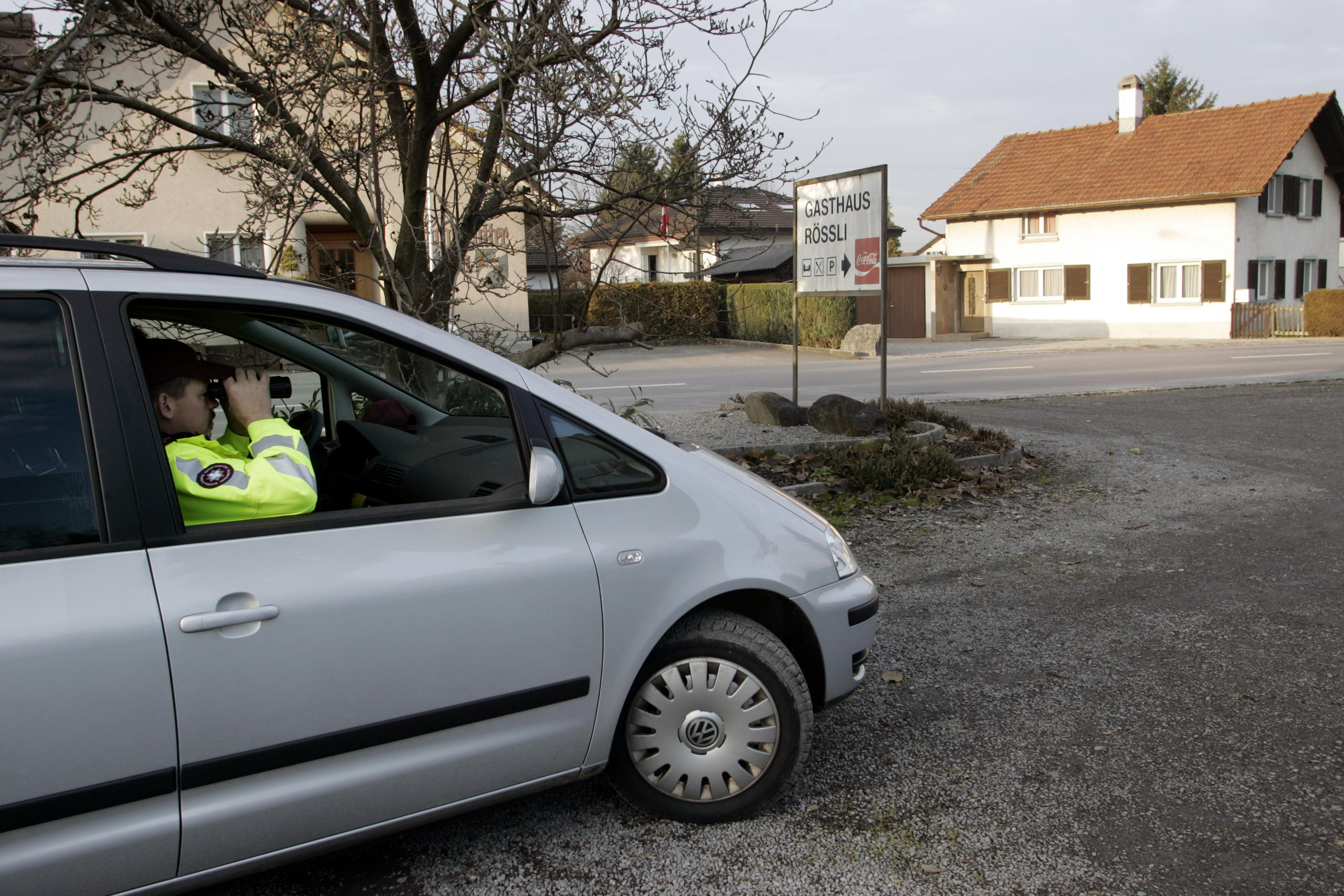 Grenzbeamte mit Fernglas in einem Auto