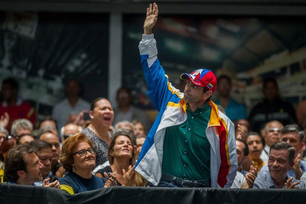 Henrique Capriles rodeado de seguidores