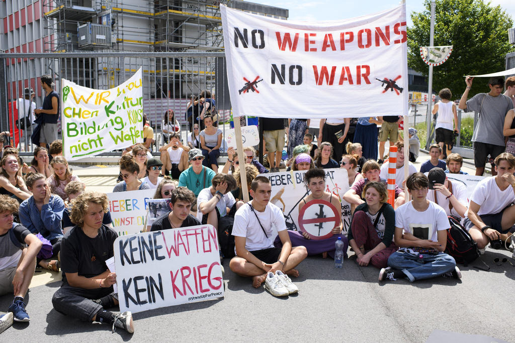 Manifestantes frente al Palacio Federal con pancartas contra venta de armas.