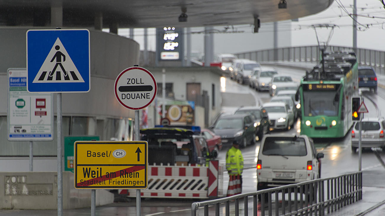 Grenzgänger in Autos an der deutschen Grenze