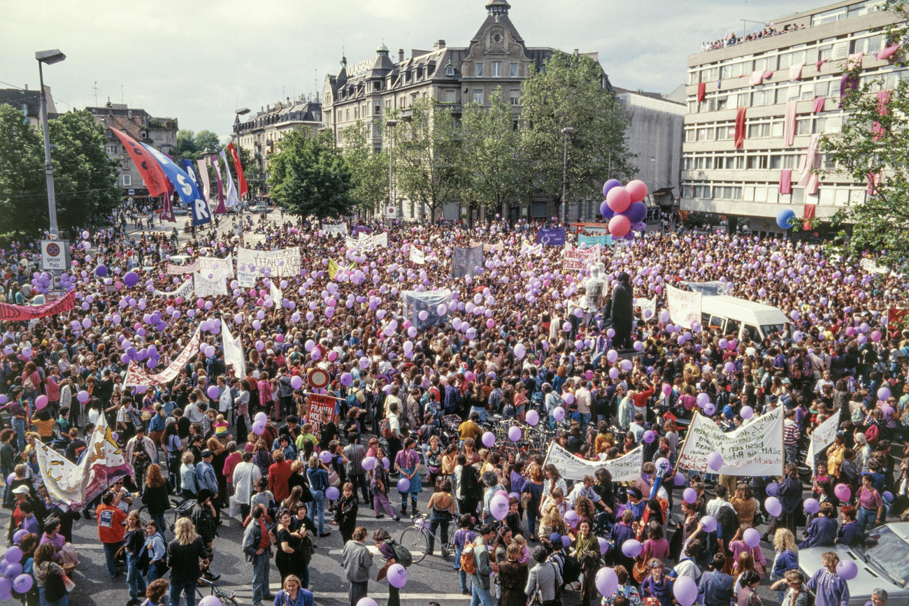 チューリヒで行われた女性ストライキの様子。2019年6月14日