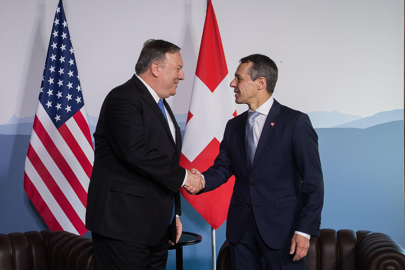 مصافحة بين وزيري خارجية سويسرا والولايات المتحدة أمام علميْ البلدين