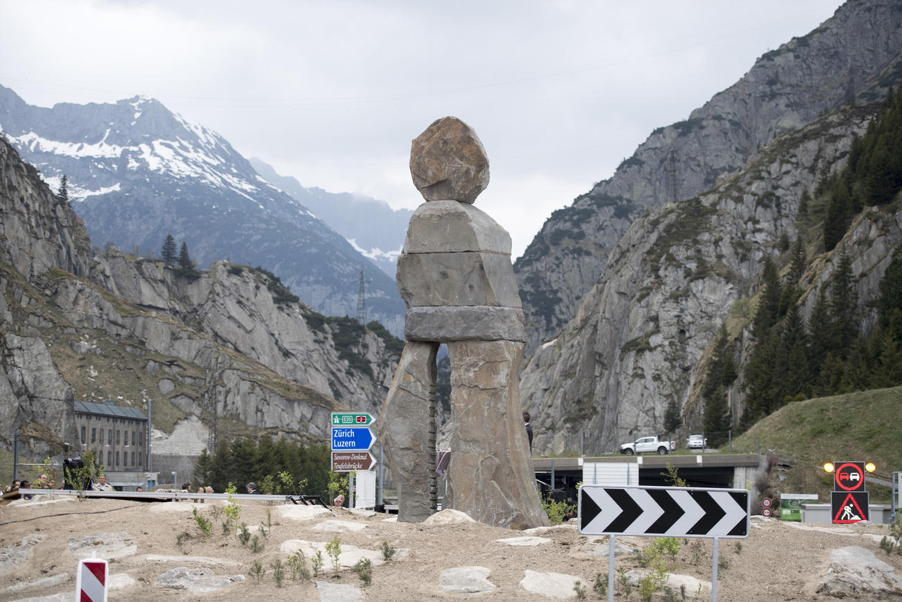 تمثال الرجل الحجري الواقع عند مدخل قرية اندرمات