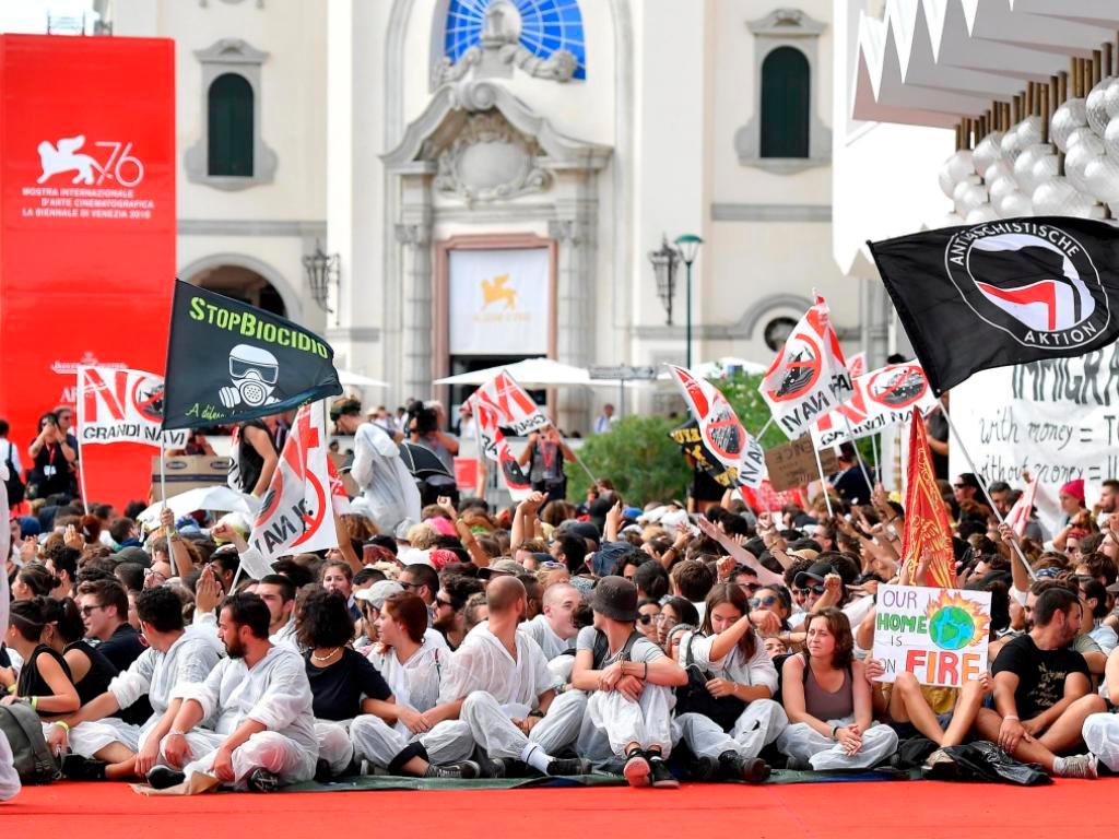 Ambientalisti In Passerella, Occupato Red Carpet Di Venezia - SWI ...