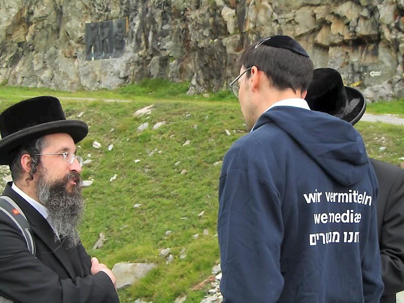 Jüdische Gäste vor Bergkulisse