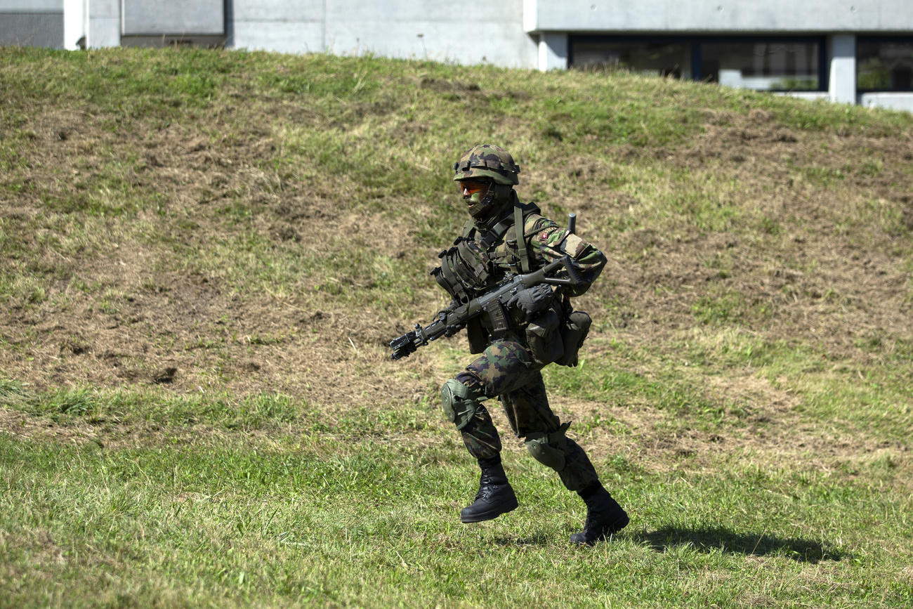 Un soldat court avec son arme à la main