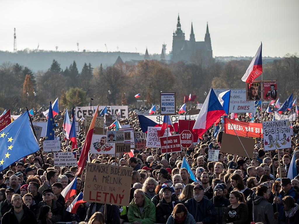 30 Jahre Samtene Revolution: Hunderttausende Bei Protest In Prag - SWI ...