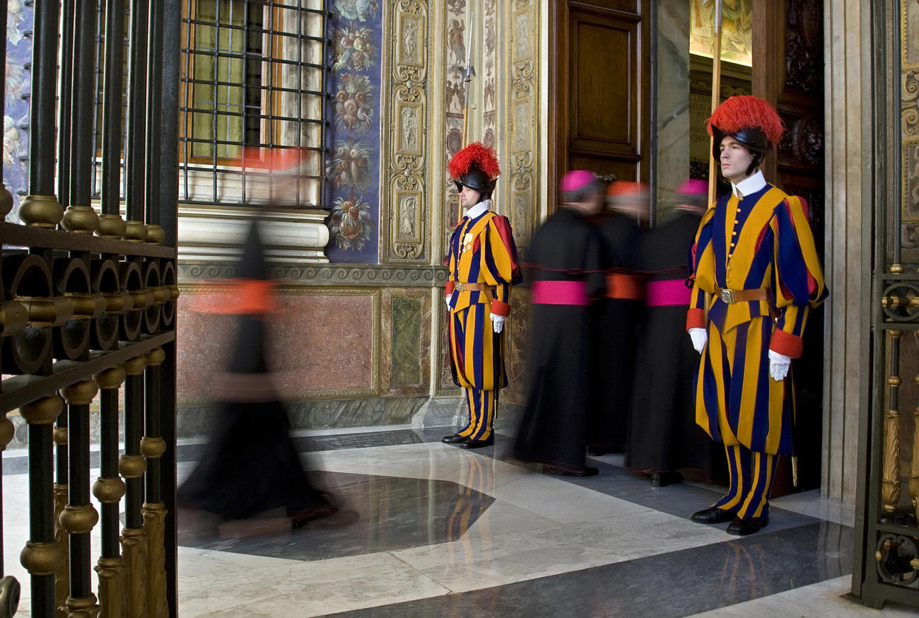 Dos guardias suizos en el Vaticano