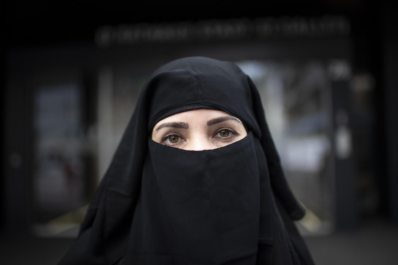 امرأة ترتدي نقابا أسود اللون