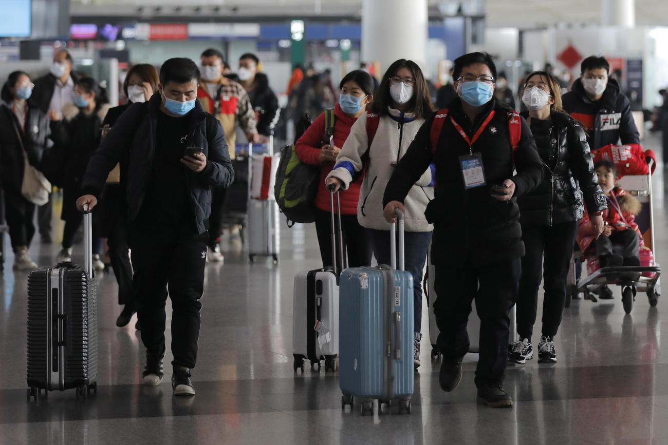 2020年1月26日北京机场里的乘客。