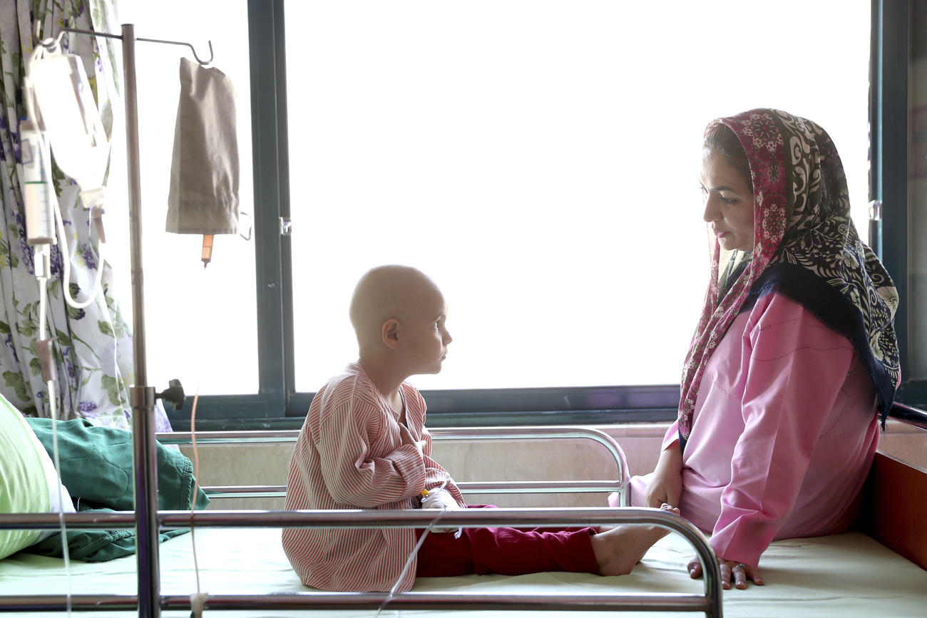 طفل مصاب بمرض السرطان ووالدته في أحد مستشفيات طهران