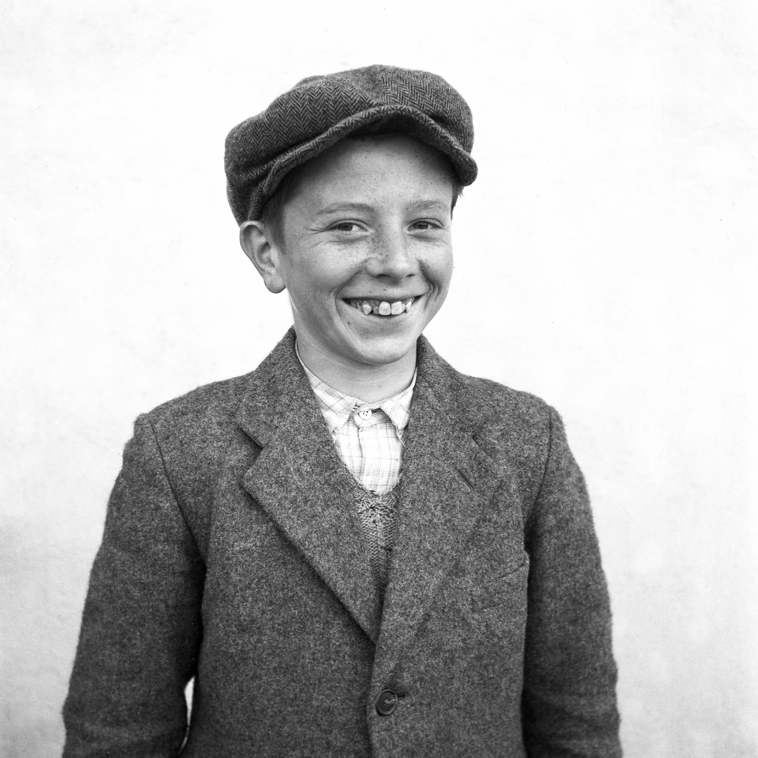 Jeune souriant avec une casquette