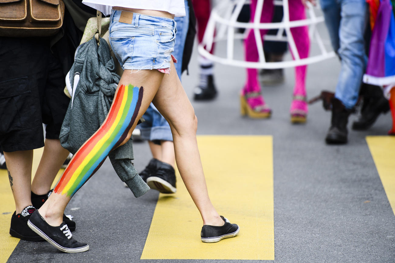 ساق رُسمت عليها ألوان قوس قزح لأحد المشاركين في موكب احتفالي للمثليين