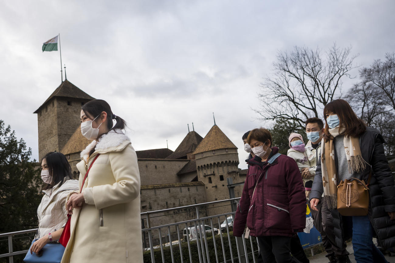 Turistas chinos delante del castillo de Chillon