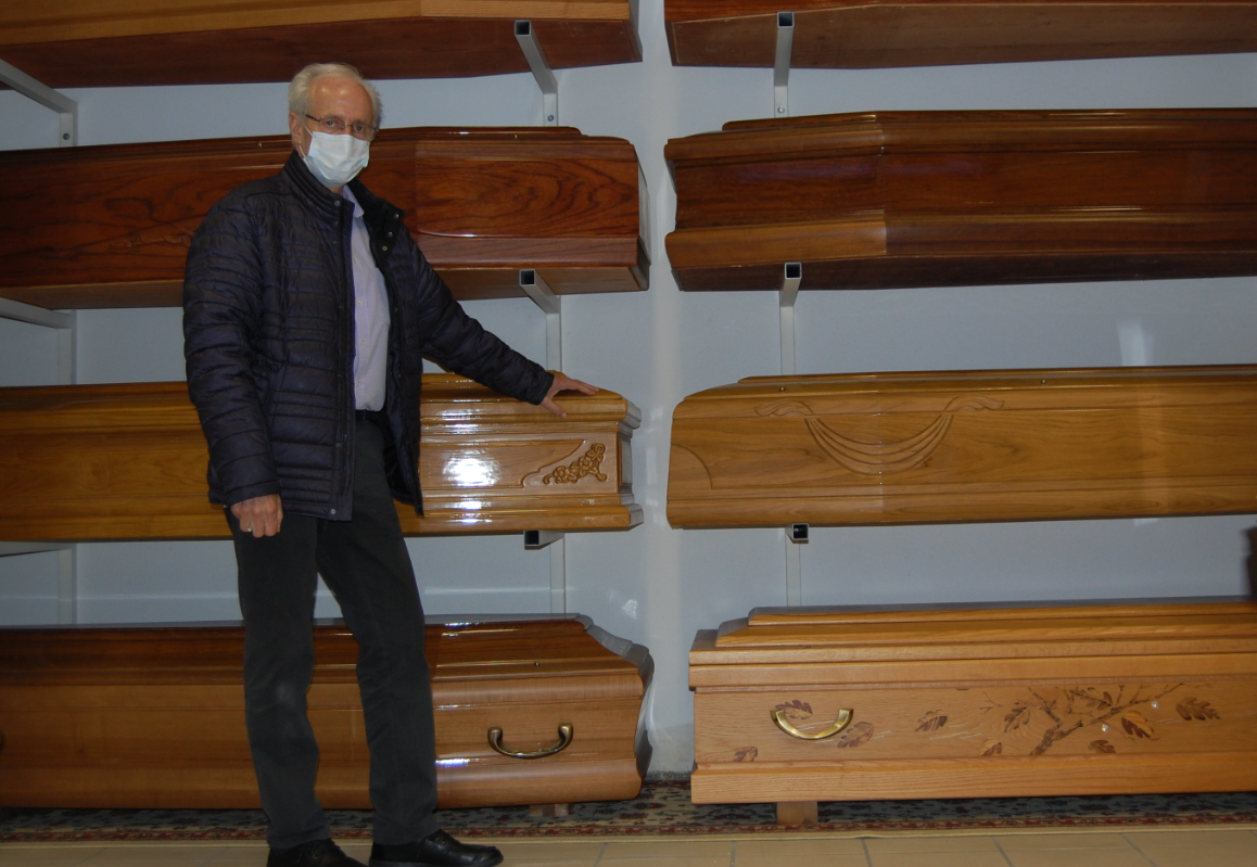 在Eros Bruschi的墓地倉庫裡，有100多個新棺材。