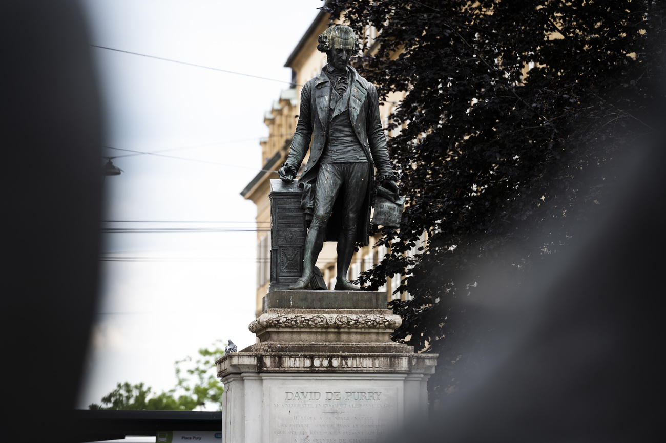 迄今瑞士已有多方爭辯稱，曾享有盛譽的企業家及慈善家大衛·德·普里(David de Pury，1709年-1786年)當年是倚靠剝削非洲奴隸發家致富的，因此呼籲，要求將其雕像從納沙泰爾移除。