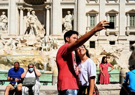 En la Fontana di Trevi, los turistas anteponen los selfis a las mascarillas  - SWI swissinfo.ch