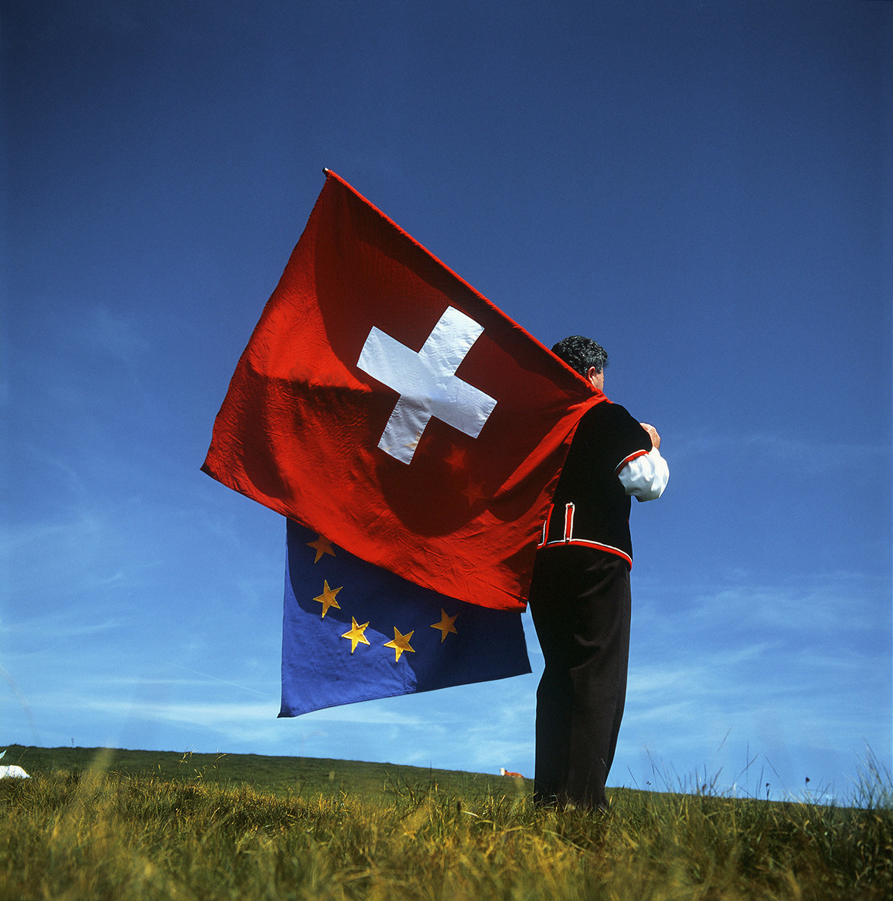 Ein Fahnenschwinger mit Schweizerflagge und EU-Flagge, alles gut sortiert.