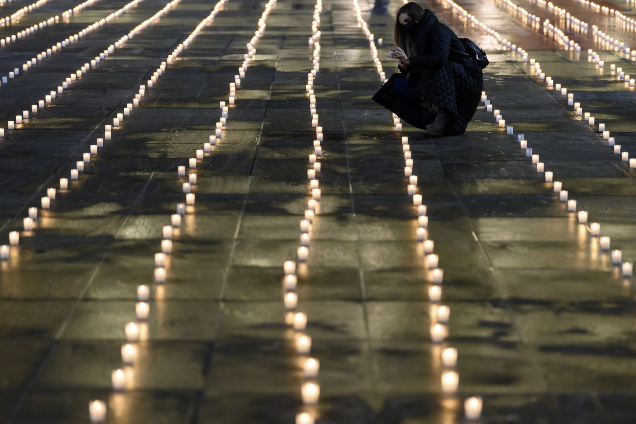 伯尔尼联邦广场上为纪念新冠病毒死者燃起的蜡烛