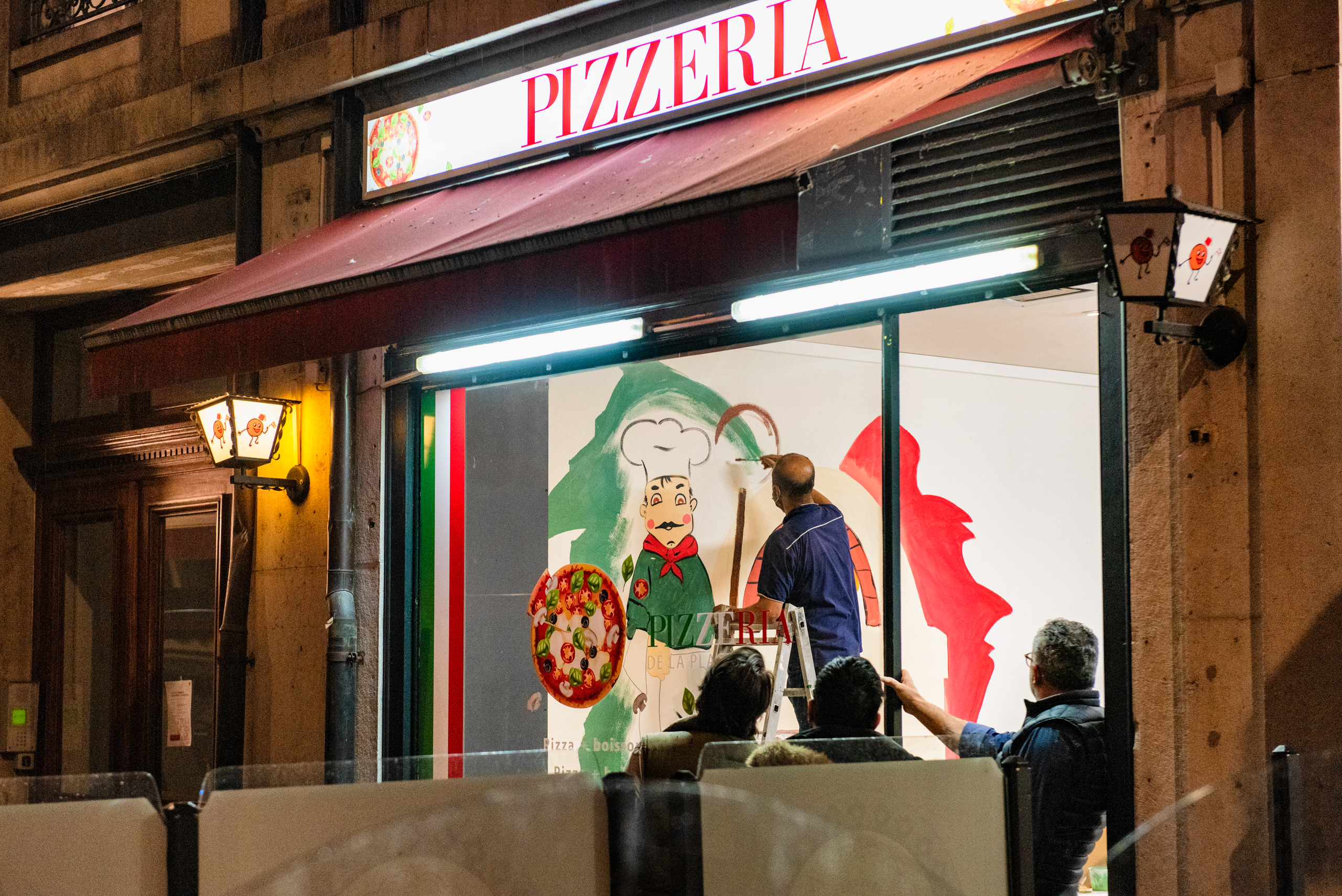 Zeitvertreib: Pizzeria streichen