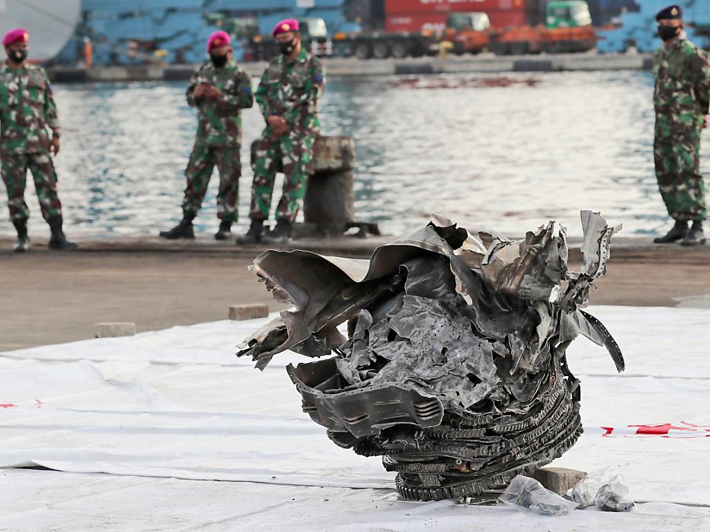 Turbinenteile Nach Flugzeugabsturz Geborgen - Trauer In Indonesien ...