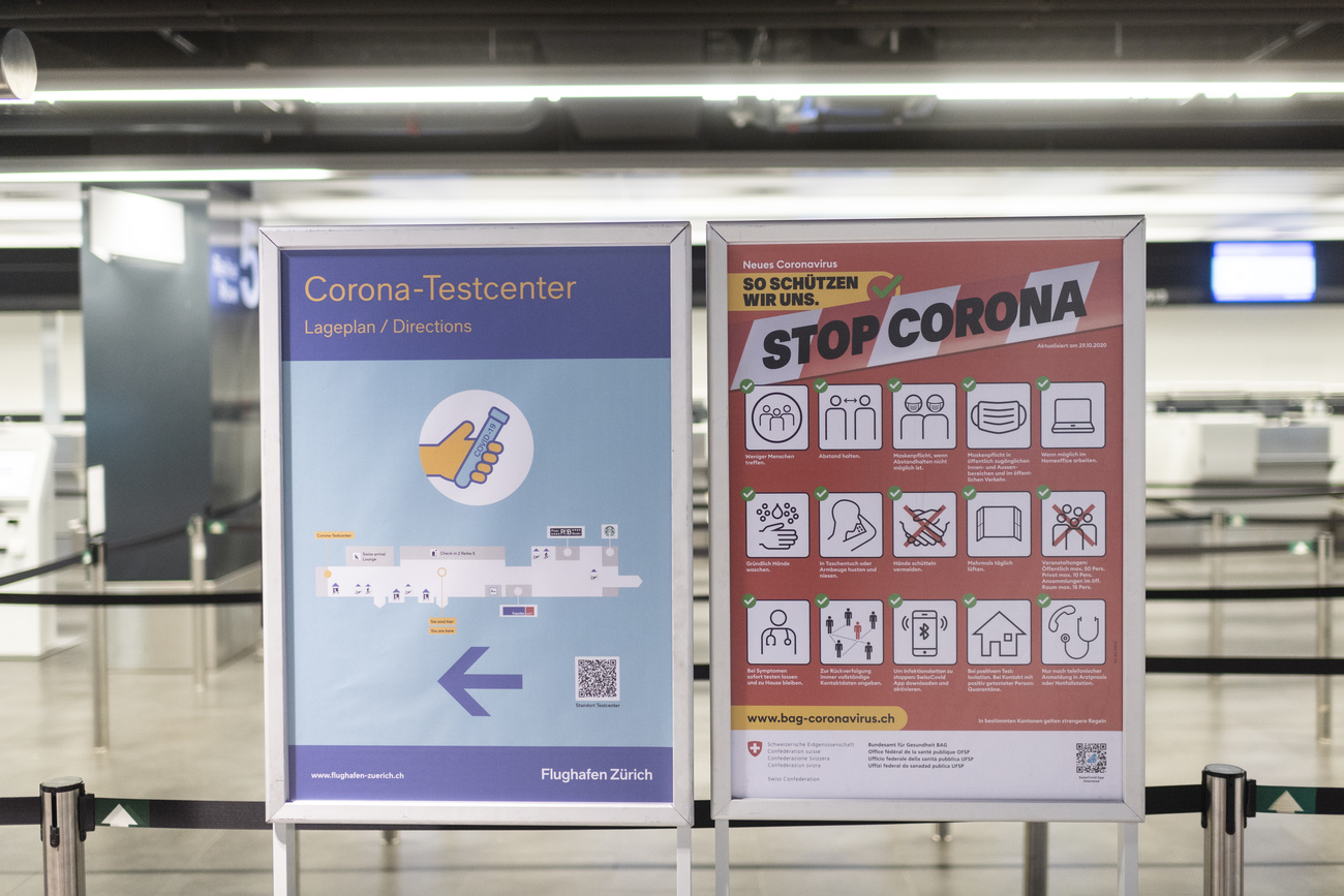 Afiches sobre pruebas de COVID en un aeropuerto