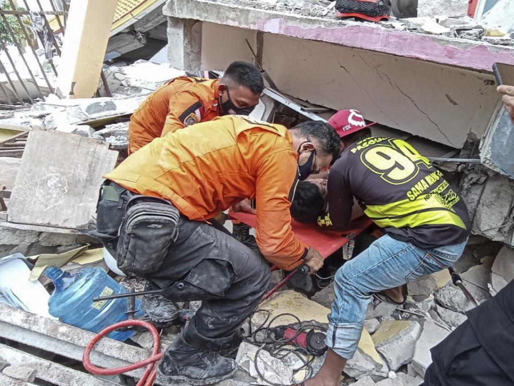 Terremoto In Indonesia, Bilancio Sale A 37 Morti - SWI Swissinfo.ch