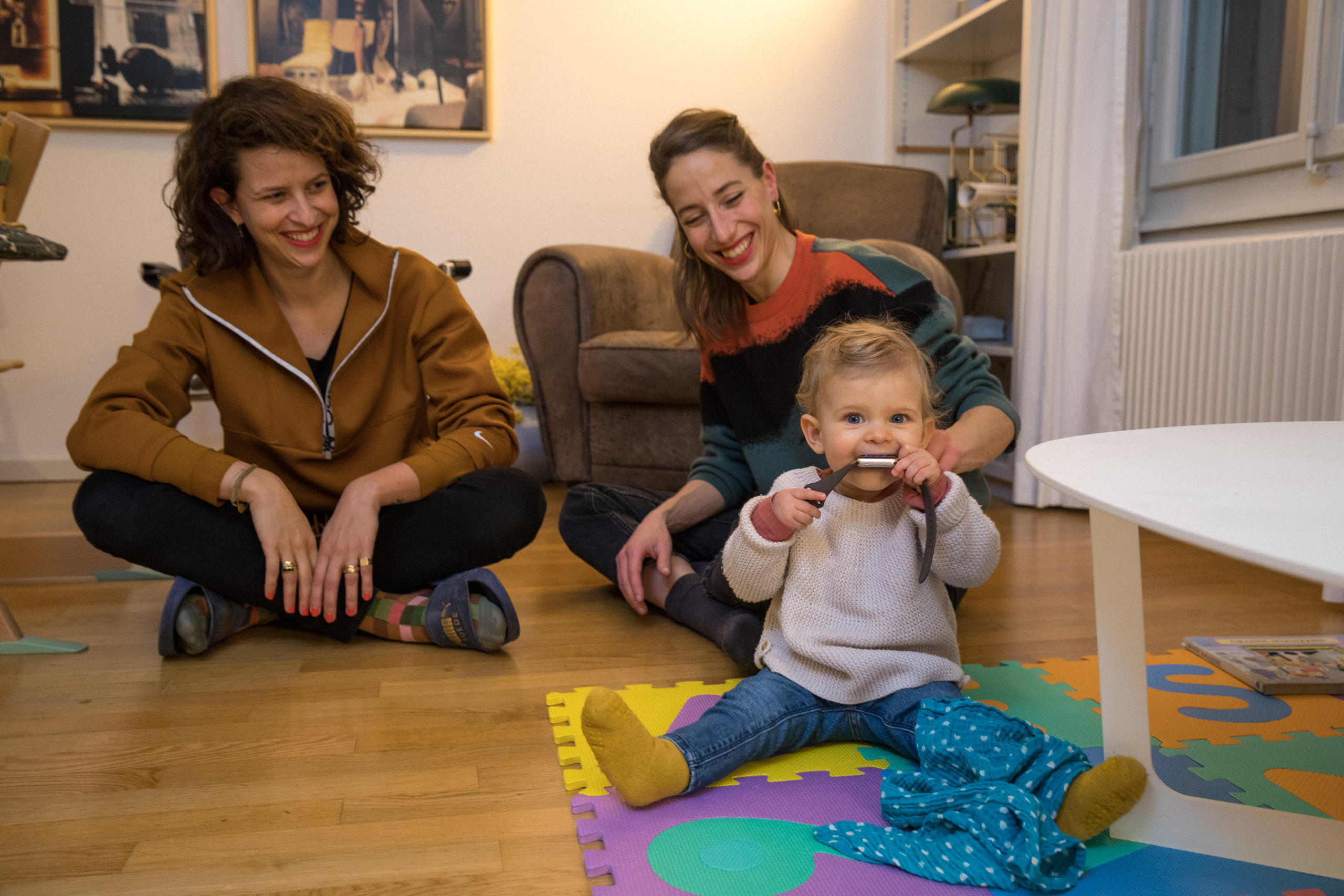 三口之家，孩子在玩：這對伴侶希望有自己的孩子，因此她們專程去了哥本哈根，尋求“醫療輔助生育”的幫助。