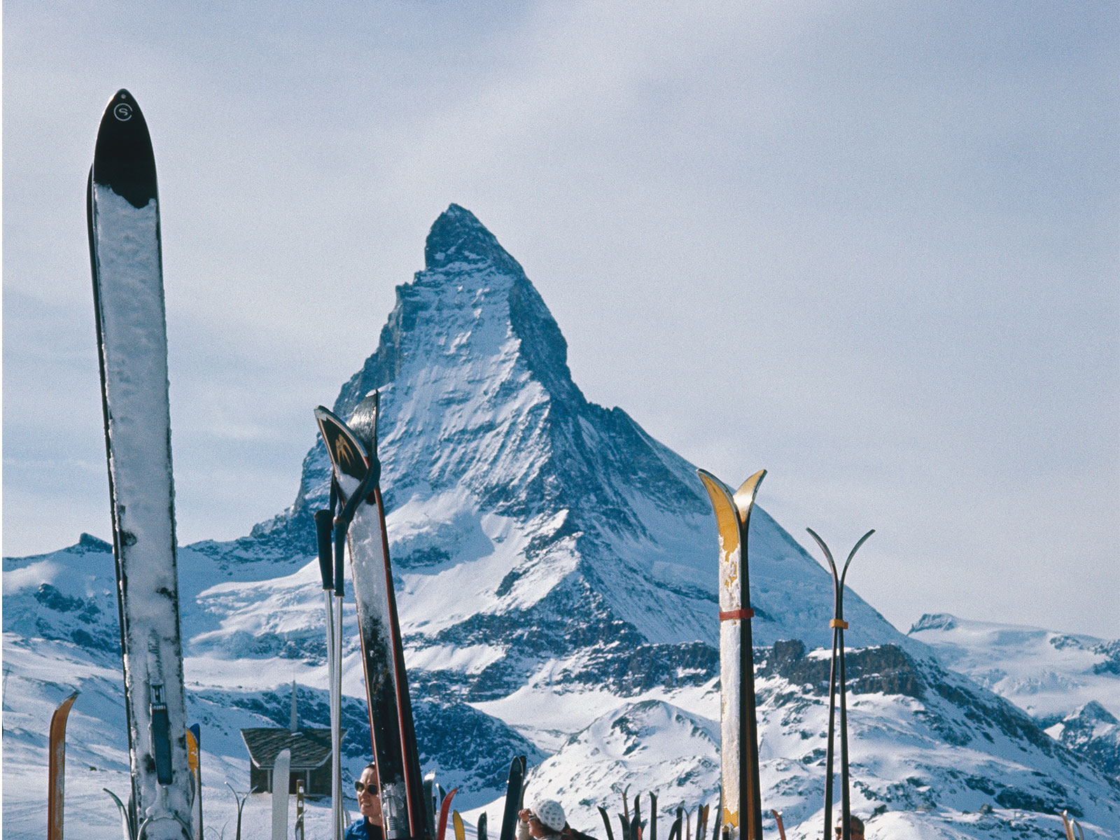 Skis vor dem Matterhorn