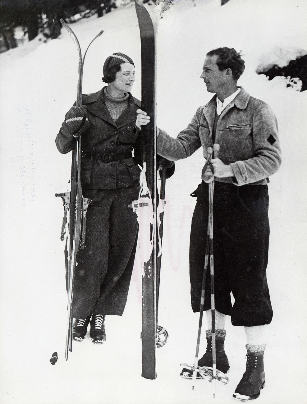 Couple en tenue de ski.
