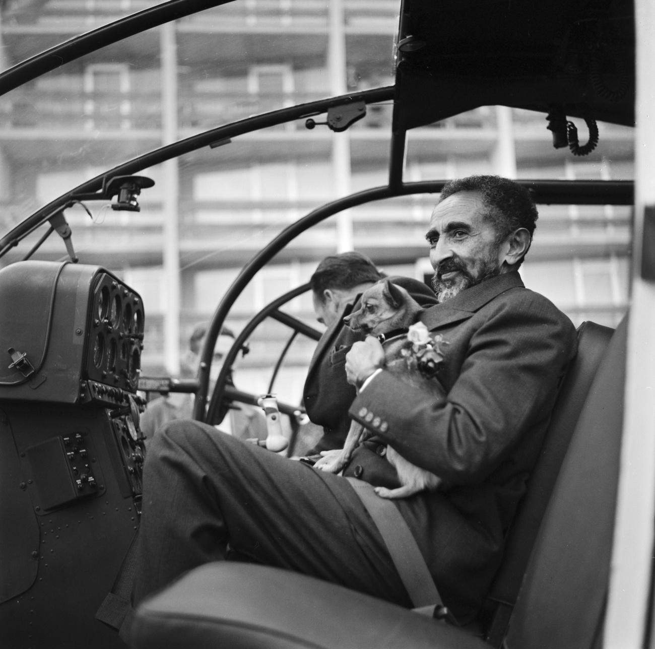 uomo seduto in un elicottero